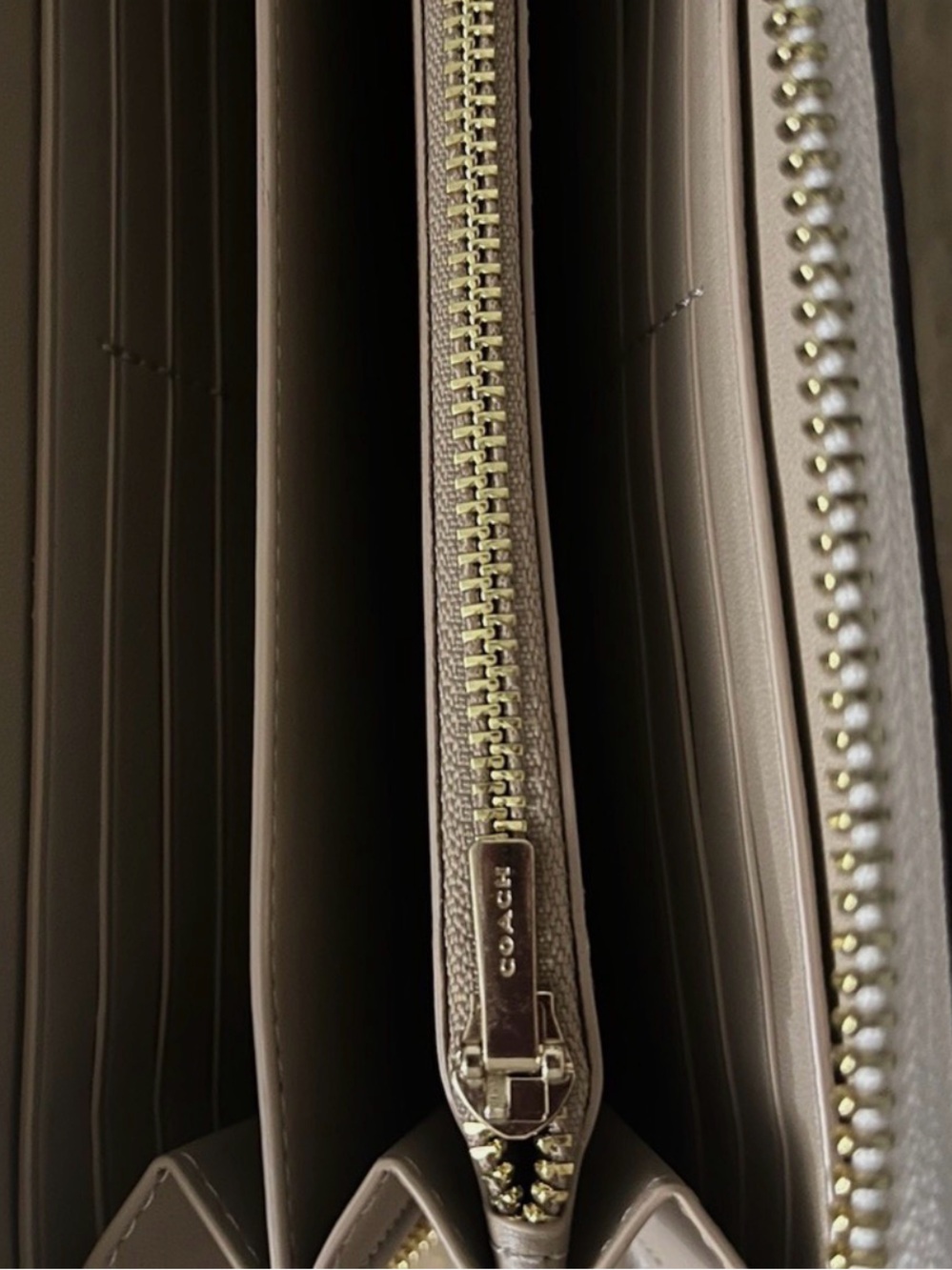 Coach White Leather Zip-Around Wristlet Wallet with Gold Logo mint condition 💕 - Picture 2 of 6